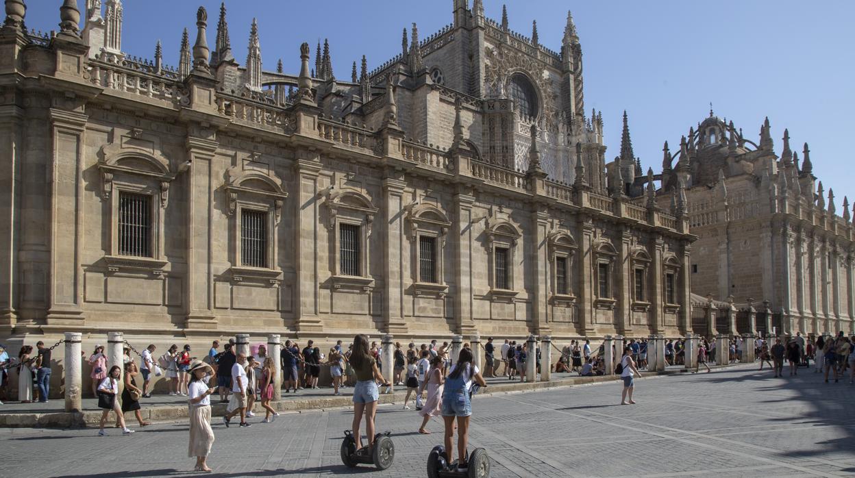 Largas colas para visitar la catedral de Sevilla este verano