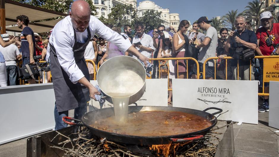 Vídeo: «La paella es un plato maltratado, no es un arroz con cosas»