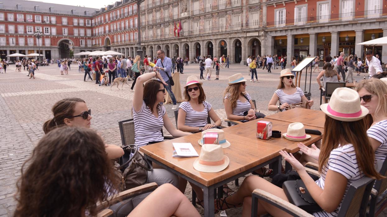 En la imagen, un grupo de turistas francesas en la Plaza Mayor de Madrid