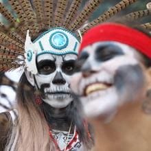 Dos mujeres participan en el tradicional desfile de Las Catrinas, en el marco de las celebraciones nacionales de estos días con motivo del Día de Muertos, en Ciudad de México (México)