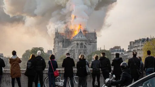 Vista de la catedral durante el incendio del 15 de abril de 2019