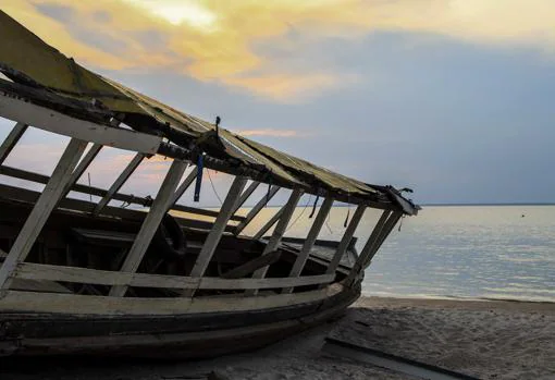 Un barco abandonado en la playa de Alter do Chao, en Pará (Brasil)