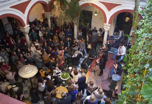 Una zambomba en un patio de Jerez