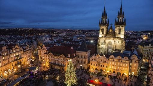 Vista general del tradicional mercado de Navidad en la plaza de la Ciudad Vieja en el centro de Praga, en la República Checa, hoy, viernes 12 de diciembre de 2014.