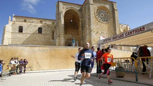 Una carrera popular a su paso por la iglesia templaria de Santa María La Blanca