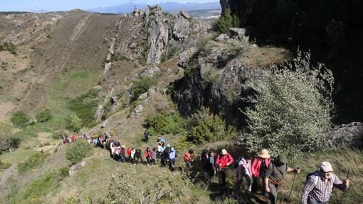 Visita al geoparque de la Loras en el norte palentino Un grupo de visitantes en el geoparque de la Loras en la zona de Gama (Palencia)