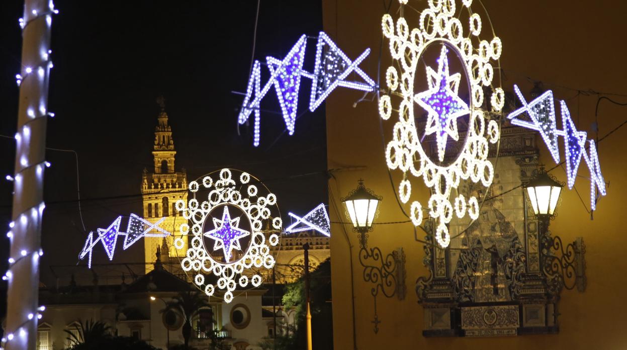 Iluminación navideña en las calles de Triana y del centro histórico de Sevilla
