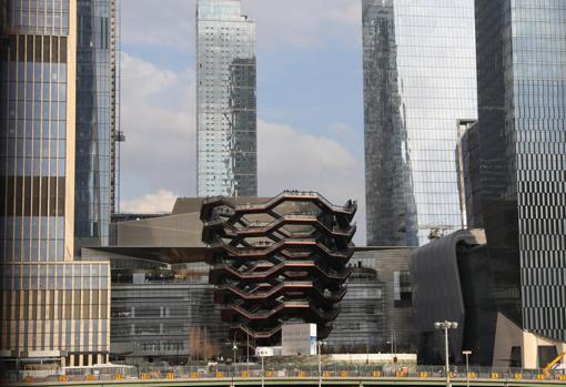 La gran escultura, la pieza central de los jardines de Hudson Yards y diseñada por el arquitecto británico Thomas Heatherwick, está formada por más de 2.500 peldaños distribuidos en 154 tramos de escaleras