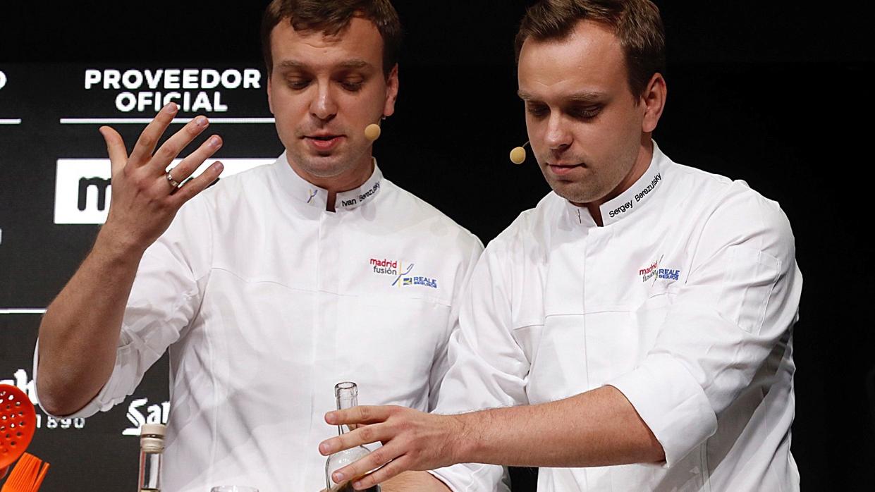 Los gemelos Ivan y Sergey Berezutsky (Twins Garden, Moscú) preparan uno de sus platos durante la XVIII edición de la cumbre gastronómica internacional Madrid Fusión