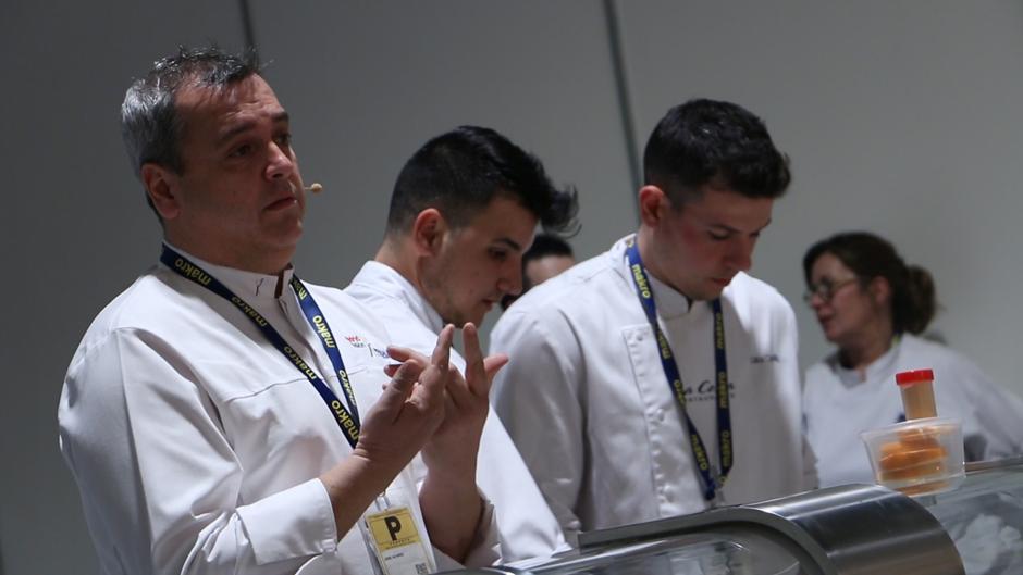 José Álvarez muestra los productos de invernadero de Almería