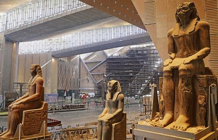 Interior de lo que será el nuevo Gran Museo Egipcio de Giza, en El Cairo