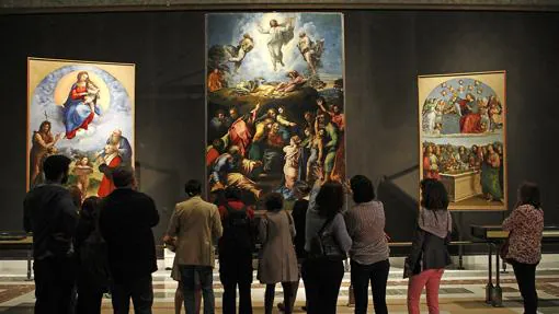 Un grupo de personas contempla la «La Transfiguración» (c) de Rafael, considerada la última pintura del genio italiano, que se conserva en la Pinacoteca Vaticana