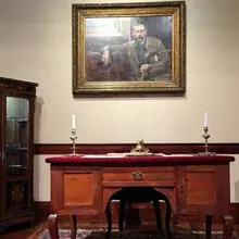 Retrato de Sorolla y escritorio de Galdos en la casa-museo del escritor