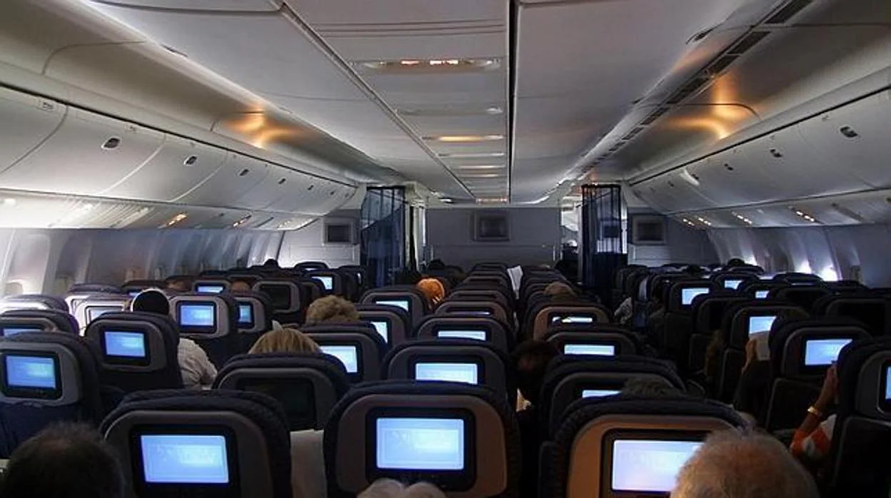 Interior de una cabina de pasajeros de un avión