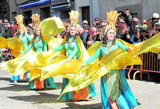 Una de las comparsas del desfile local