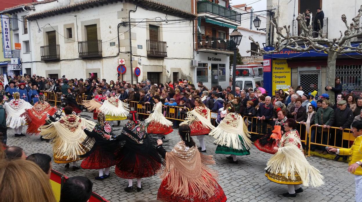 Las mujeres, vestidas con el traje tradicional, bailan la jota cebrereña por parejas