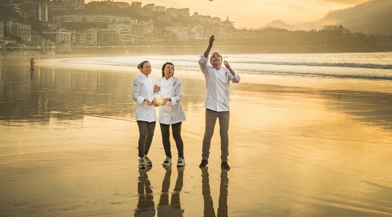 Fina Puigdevall (en la foto, junto a su hija Martina) y Javier Olleros, nuevos tres Soles de Repsol, en la playa de San Sebastián