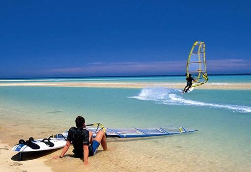 Una imagen de playa y deporte en Fuerteventura