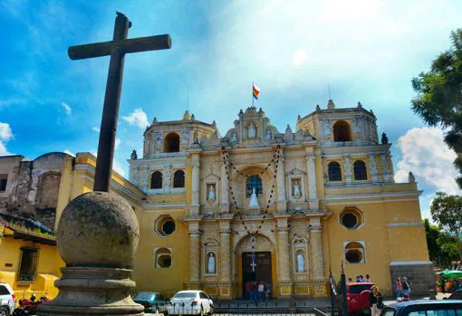 Iglesia de la Merced con un rosario gigante en su fachada