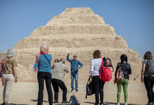 Los turistas toman fotografías de recuerdo frente a la Pirámide de Djoser en Saqqara, a las afueras de El Cairo