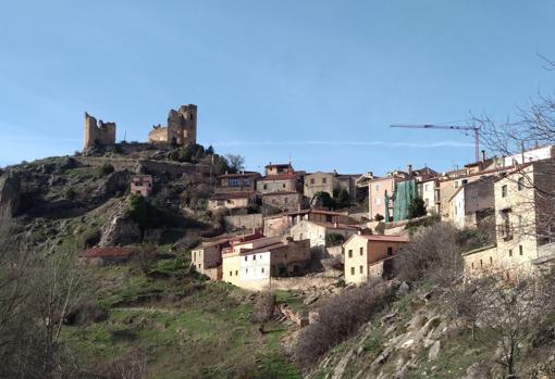 Pelegrina, con su castillo roquero al fondo