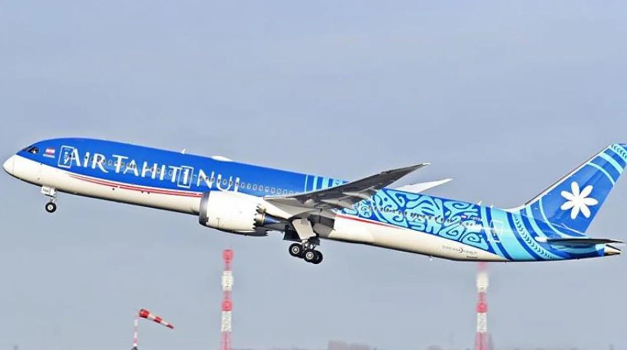 Un Dreamliner de Air Tahiti Nui despegando de París hacia Los Angeles y Papeete