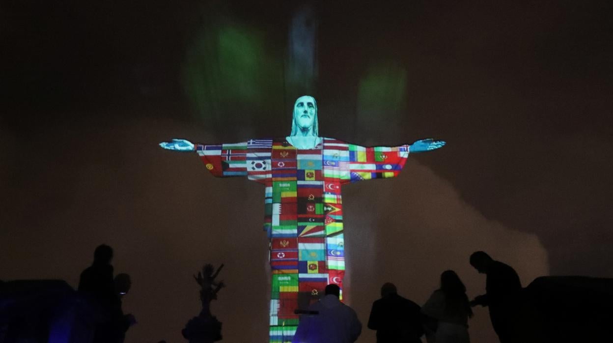 El Cristo Redentor iluminado con las banderas de los países afectados