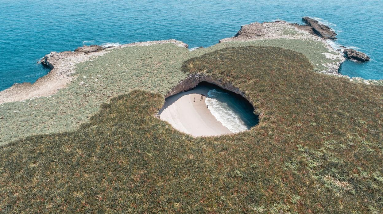 Así es la playa oculta a la que solo se puede llegar por un túnel