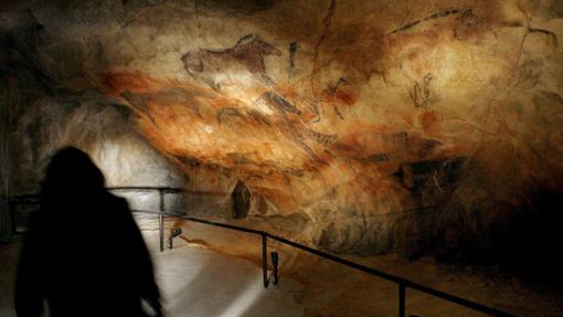 Fotografía de archivo tomada en 2007 en la que un visitante pasa ante una reproduccion de la Cueva de Tito Bustillo de Ribadesella durante la inauguración del Parque de la Prehistoria de Teverga