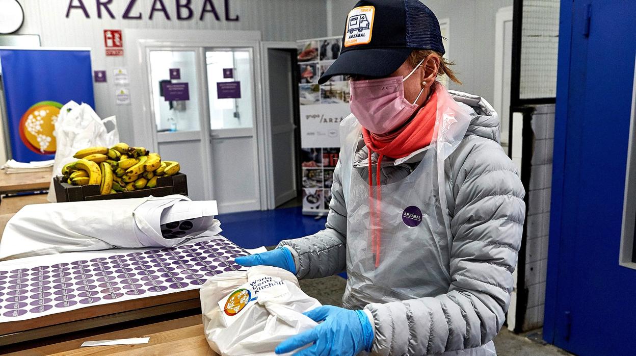 Miembros de la ONG World Central Kitchen (WCK), puesta en marcha por el reconocido cocinero español afincado en Estados Unidos José Andrés, trabajan en Madrid.