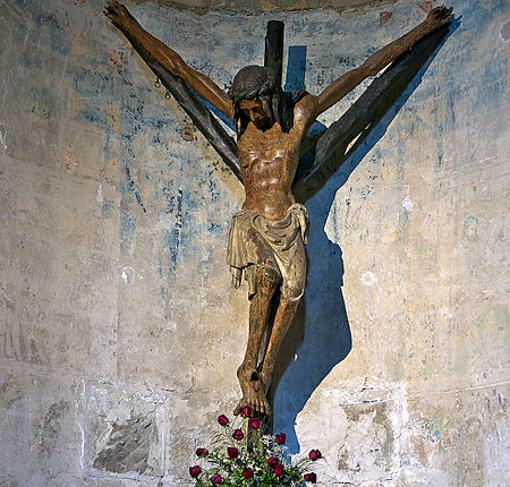 Escultura del crucificado, con cruz arbólea en forma de Y