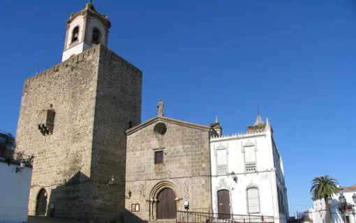 Iglesía de Santa María, flanqueada por la Torre del Homenaje, que da acceso principal al patio de armas del Castillo