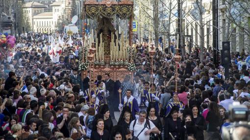 Un momento de la procesión del Santísimo Cristo del Consuelo y Maria Santisima del Sacromonte (Los Gitanos) que recorre el centro de Granada el Miércoles Santo de 2015