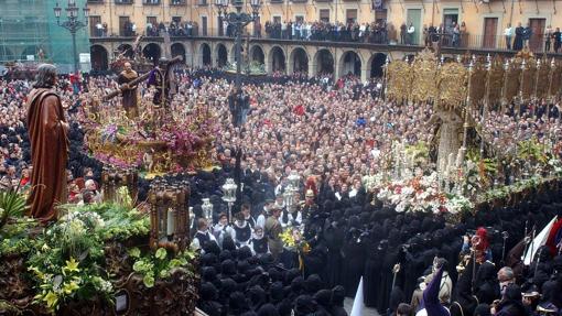 Miles de personas inundaban en 2004 el centro de León para presenciar la procesión de "Los Pasos", cuyo momento más emotivo lo protagonizó el "Encuentro" entre "San Juan" y "La Dolorosa" en la Plaza Mayor