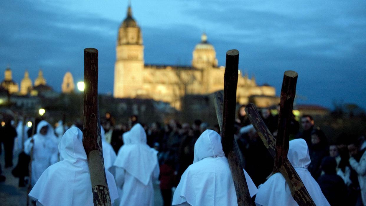 La Hermandad del SantÌsimo Cristo del Amor y de la Paz, a su paso por el Puente Romano de Salamanca y con el conjunto monumental de fondo., en 2010