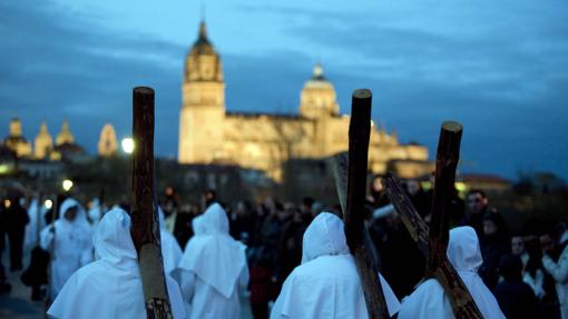 La Hermandad del SantÌsimo Cristo del Amor y de la Paz, a su paso por el Puente Romano y con el conjunto monumental de fondo., en 2010