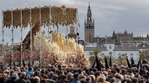 Miles de fieles siguen al Santísimo Cristo de las Tres Caidas de la hermandad de La Esperanza de Triana, a su paso por el puente de Triana, en 2018