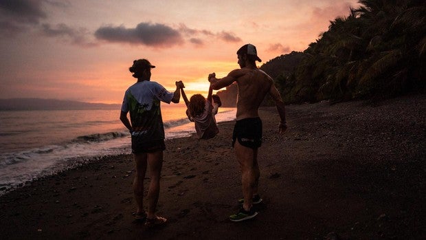 Dos atletas de élite españoles y su hija de cinco años, confinados en una playa salvaje de Costa Rica