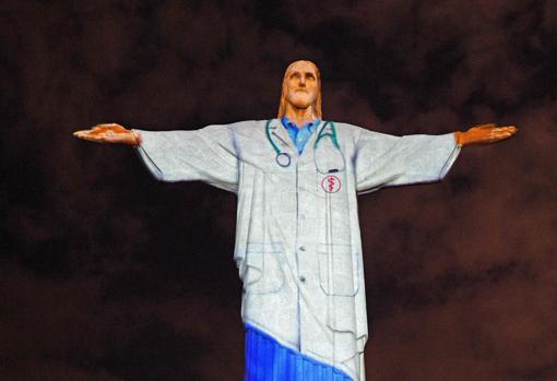 El Cristo Redentor «vestido» de médico