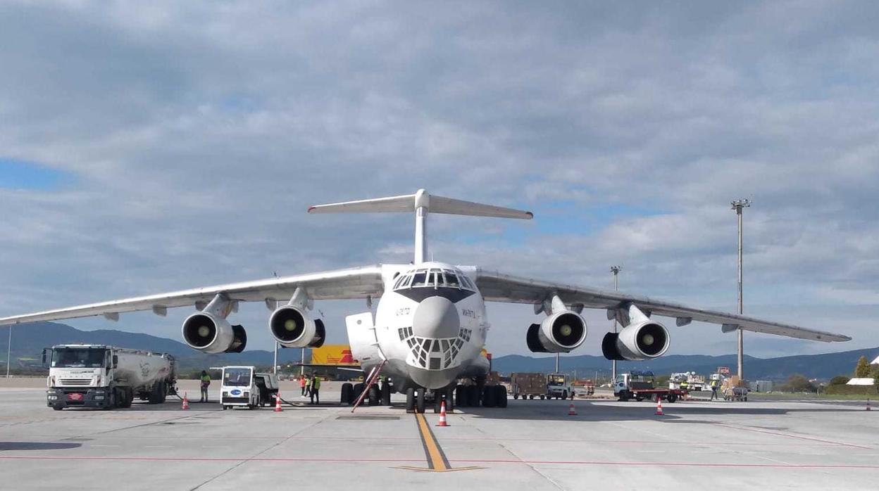 Un avión de carga en el aeropuerto de Vitoria