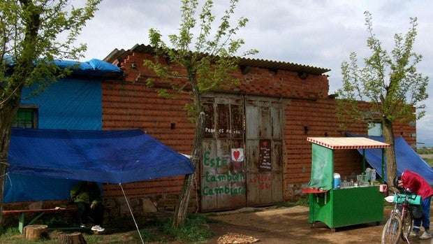 Seis peregrinos, confinados en una casa sin agua ni luz símbolo del Camino de Santiago