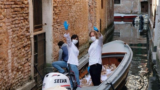 Dos estudiantes (una española) «inventan» la comida a domicilio en Venecia