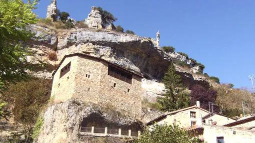Orbaneja del Castillo, encajado en la roca