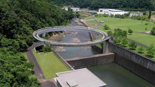 Cinco increíbles puentes circulares entre árboles, sobre el agua o en lo alto de un acantilado