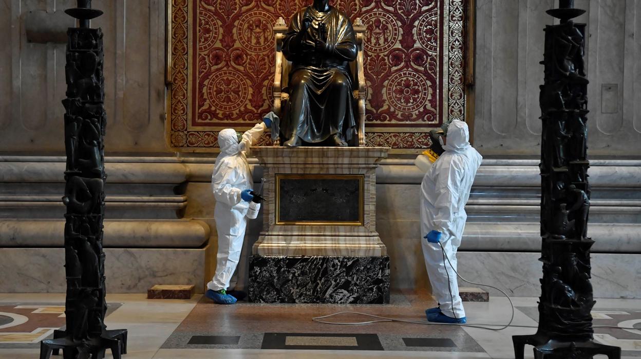 La basílica de San Pedro del Vaticano fue sometida el pasado viernes a un exhaustivo e inédito proceso de desinfección contra el coronavirus, ante la reanudación de las misas este lunes