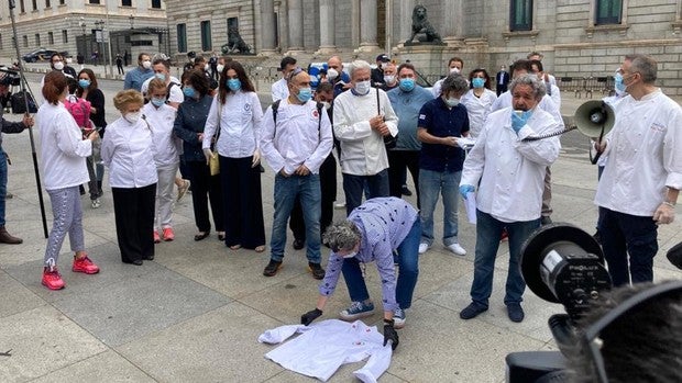 La rebelión de los chefs: los grandes cocineros se manifiestan frente al Congreso