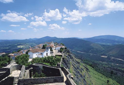 Vista de Marvao, villa del Alto Alentejo, y de su castillo