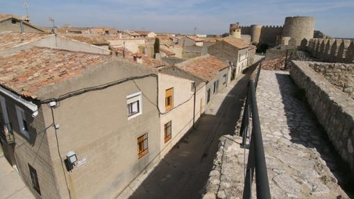 Urueña, con parte de sus murallas, el castillo y algunas casas