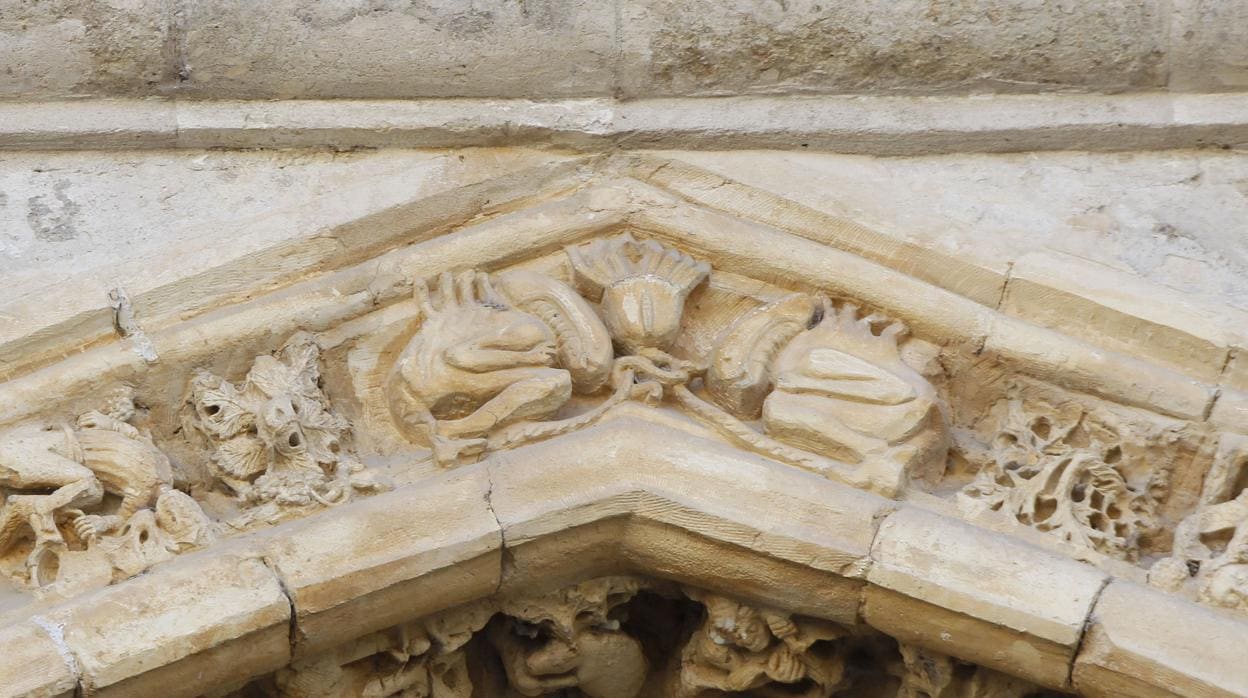 Detalle de los 'aliens' enfrentados en la clave que corona la puerta de los Reyes de la Catedral de Palencia