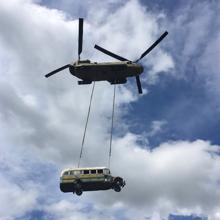 El autobús, en el aire, camino de un lugar por ahora desconocido